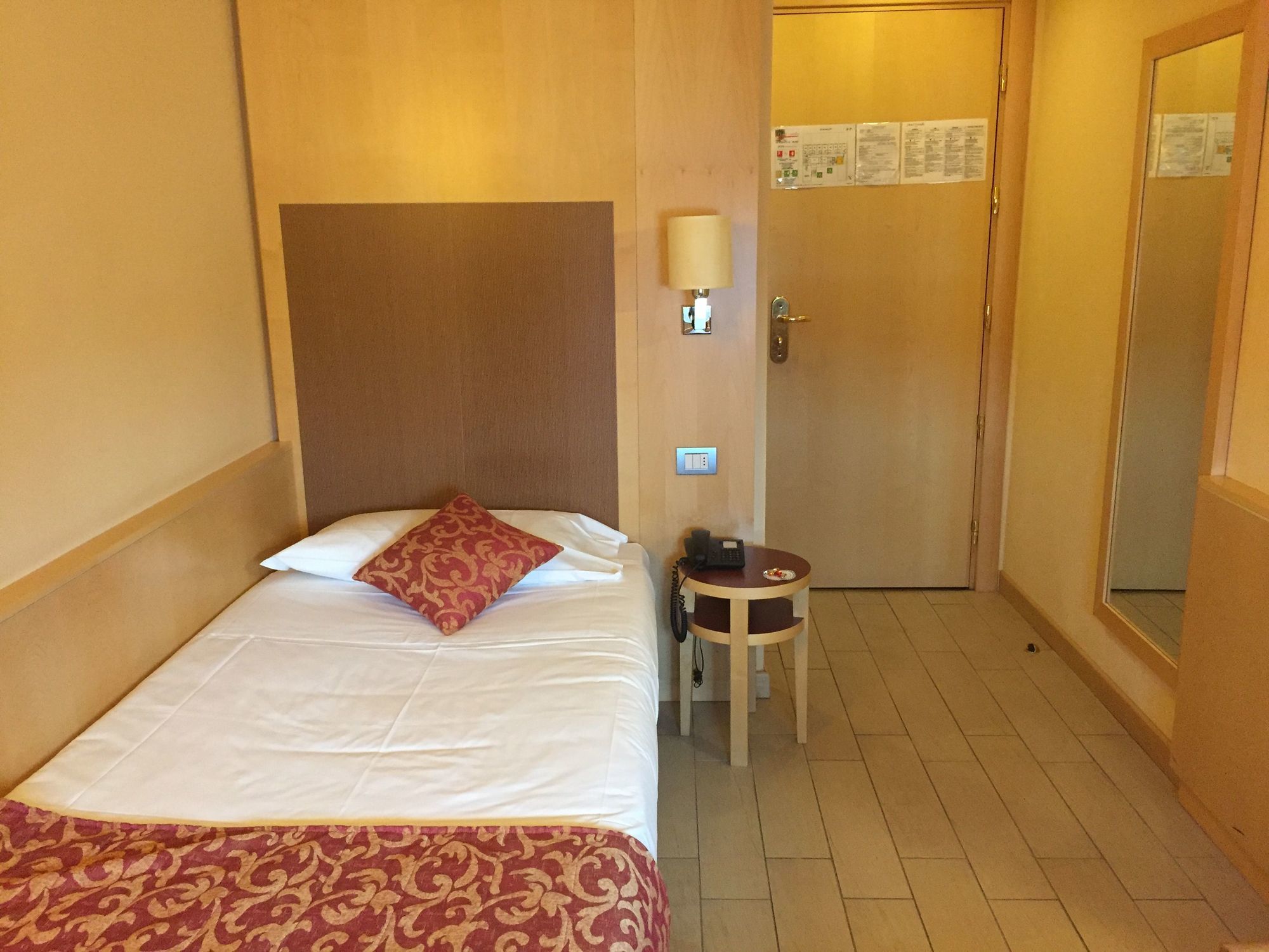 Mokinba Hotels Cristallo Milaan Buitenkant foto